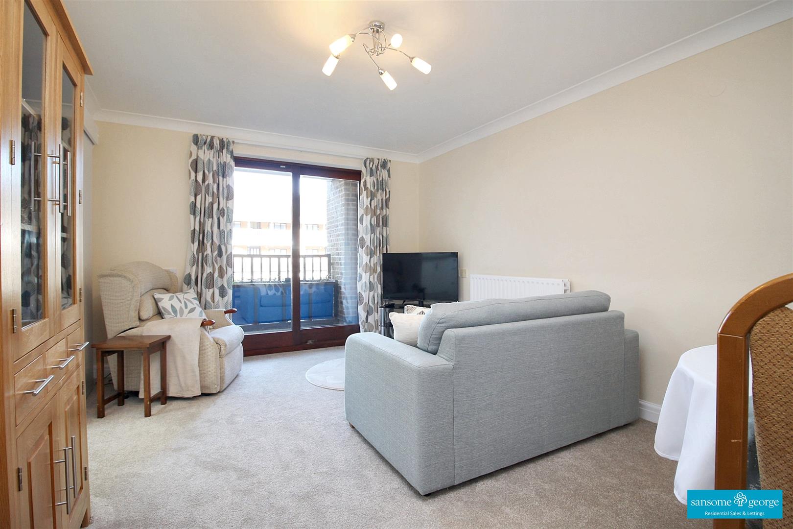 1 bed property in Emmbrook Court, Reading